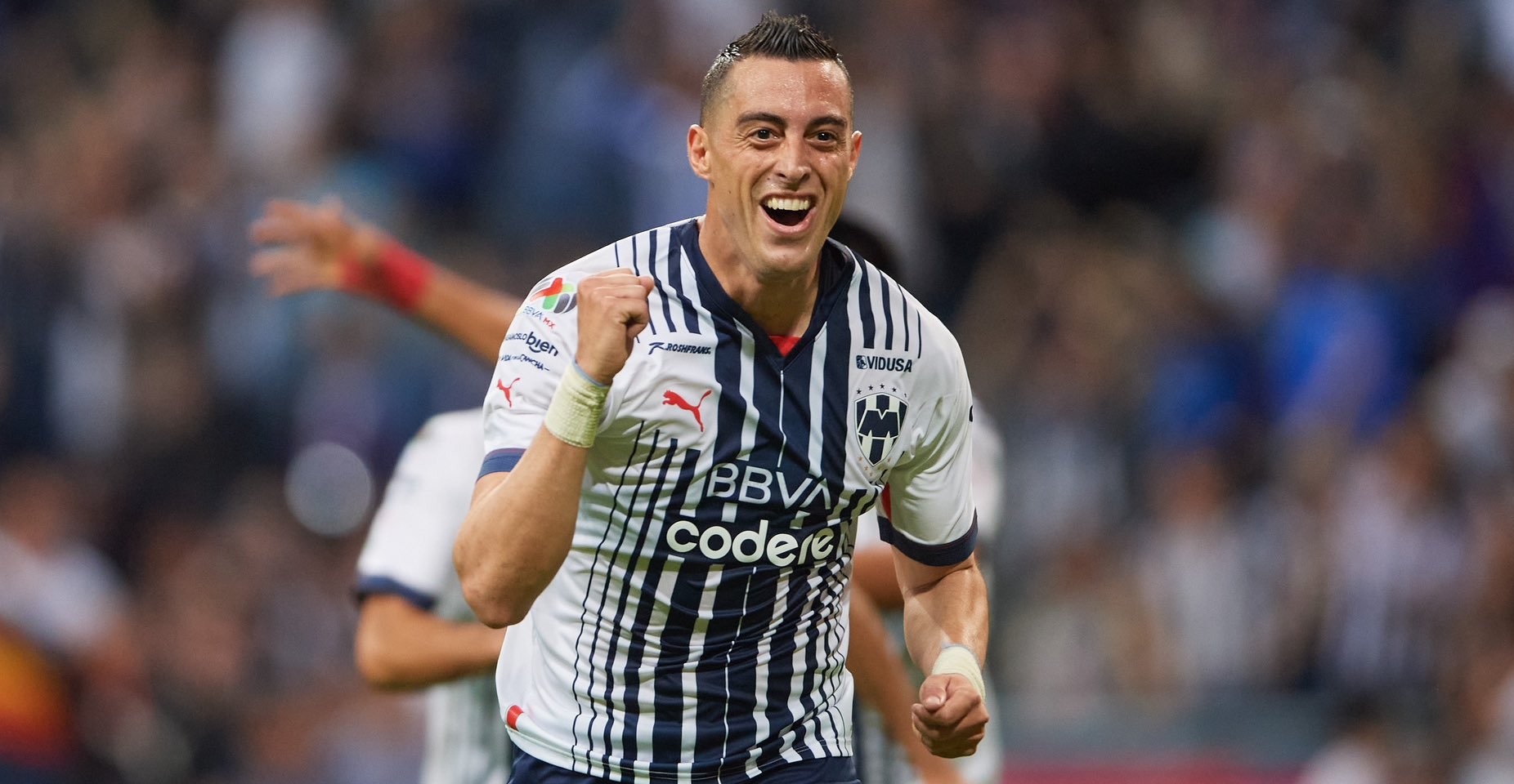 Rogelio Funes Mori celebra con el puño arriba uno de sus tres goles ante San Luis