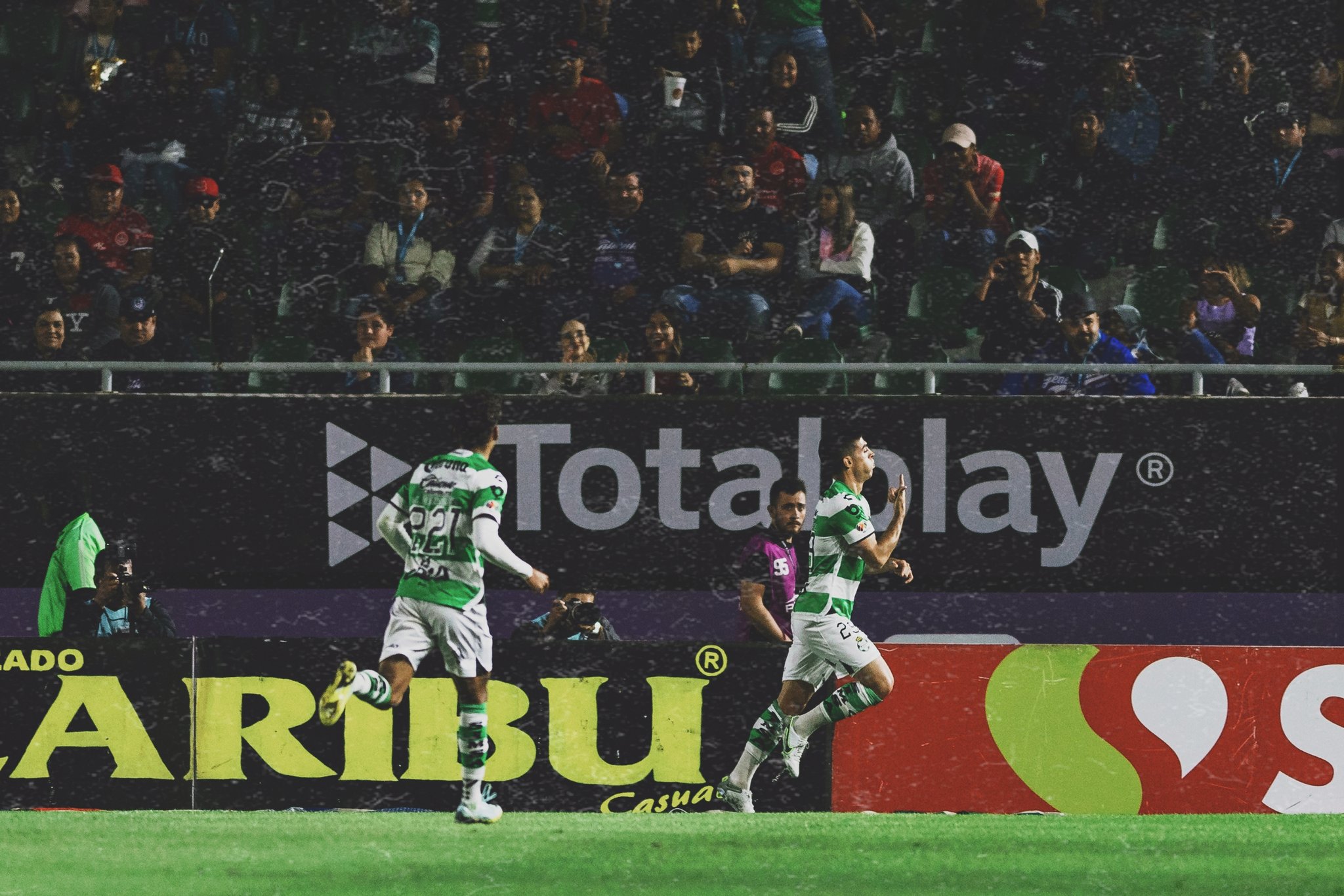 Santos Celebra el segundo gol del partido