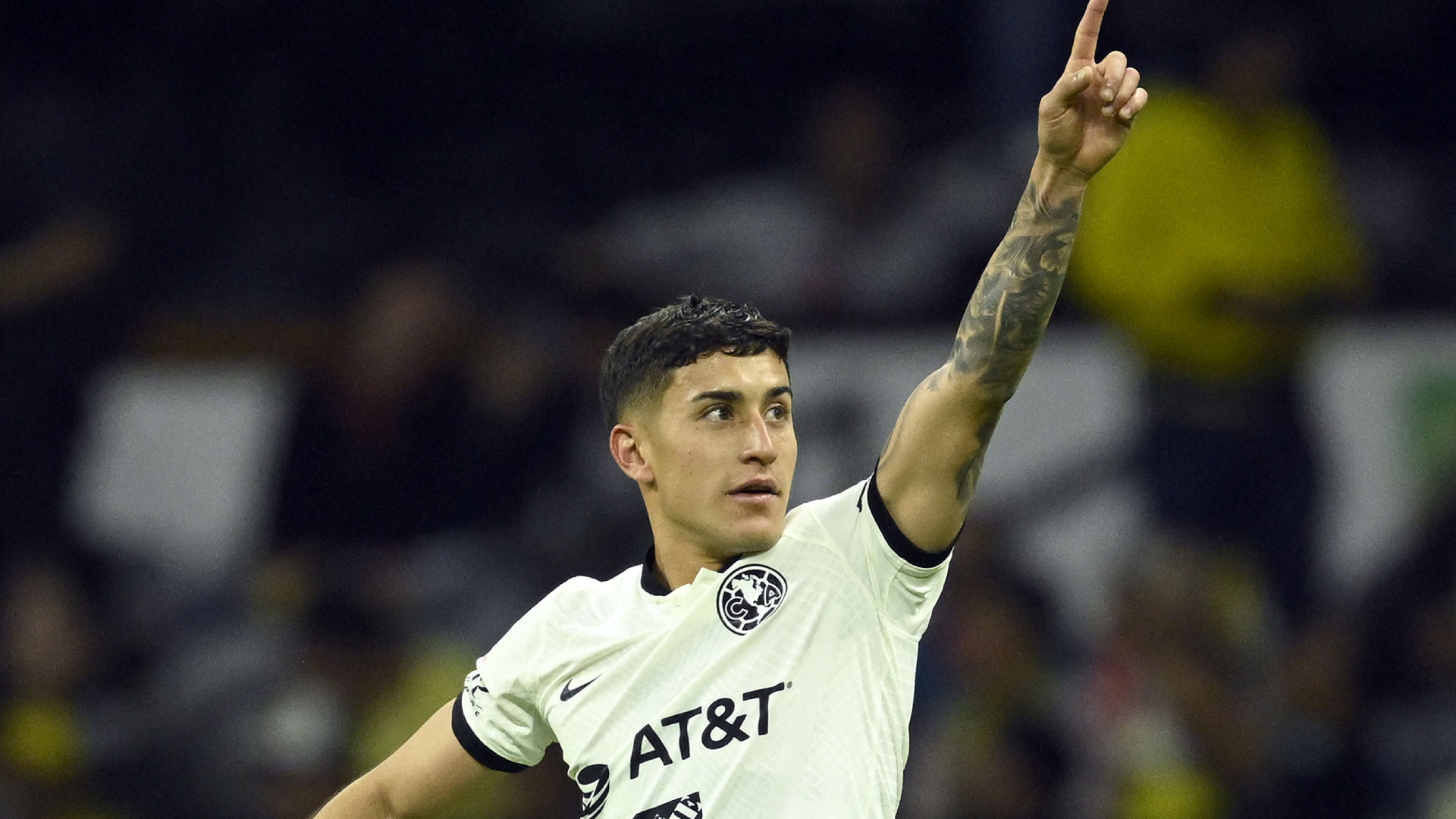 El estadounidense Alejandro Zendejas celebra su gol ante Puebla