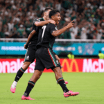 Luis Romo celebra el gol del triunfo ante Corea del Sur